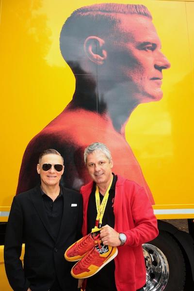 DHL 1 Sneaker Nr. 69 handsigniert von Bryan Adams
